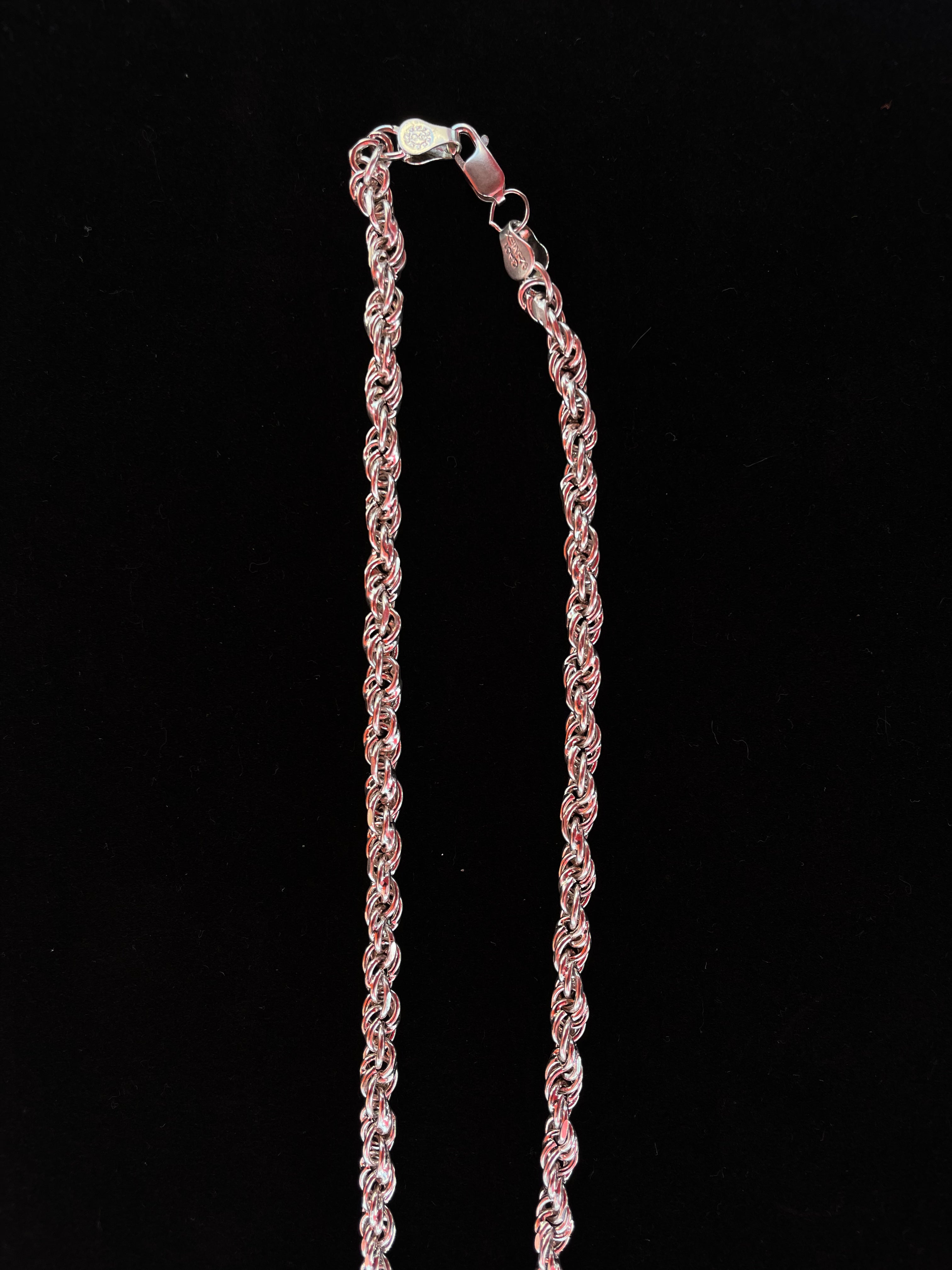 Plano detalle de Cadena Torsal Plata Ley 925, tejido espiral brillante, joya de alta calidad