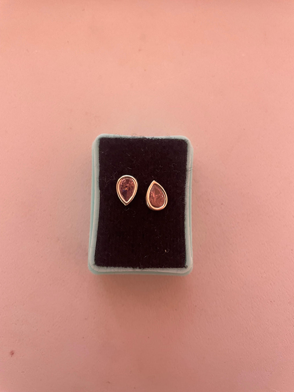 Par de broqueles (aretes) de plata 925 genuina, con gema de circonita o amatista color morado en forma de gota, sobre base 