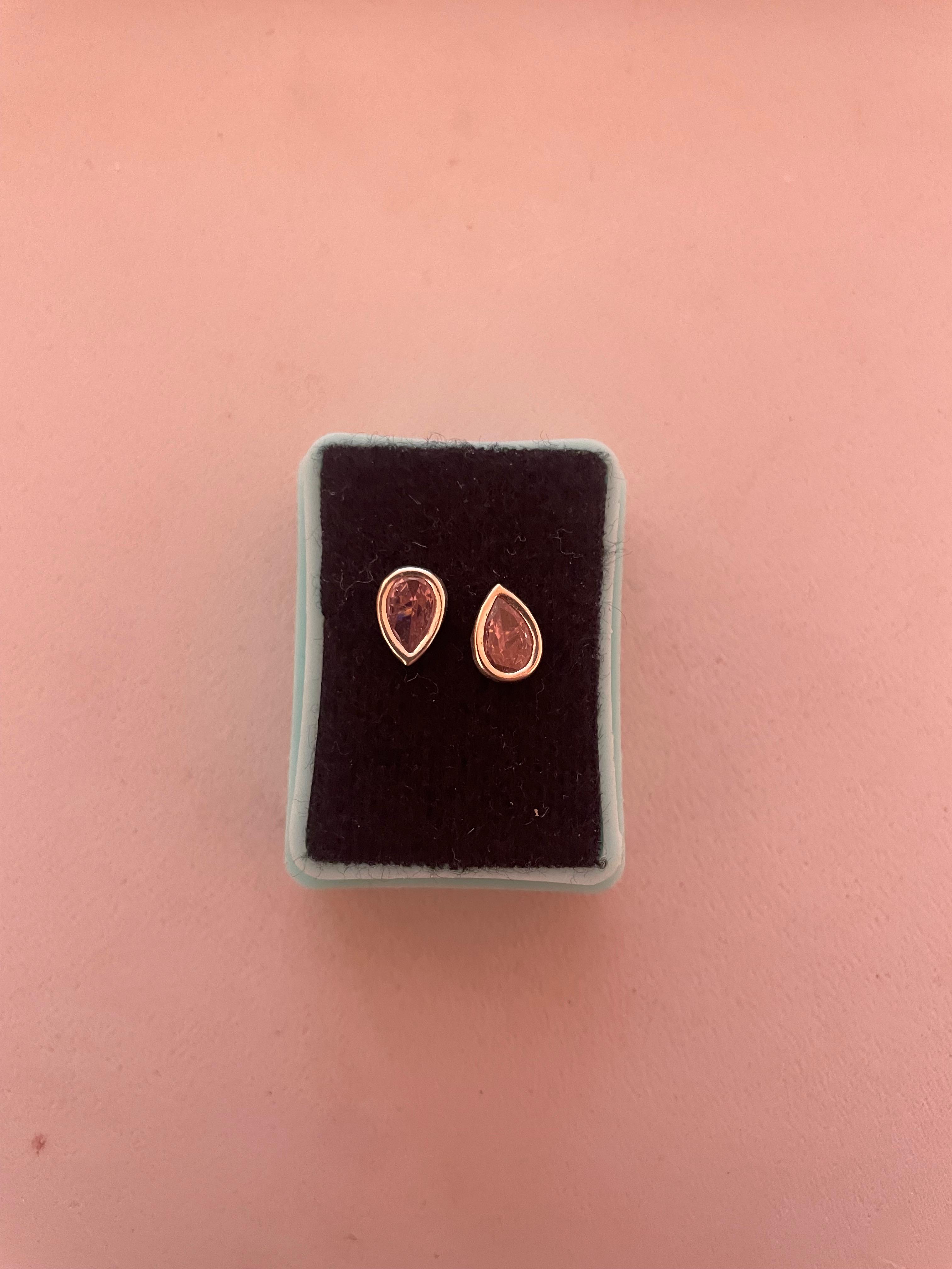 Par de broqueles (aretes) de plata 925 genuina, con gema de circonita o amatista color morado en forma de gota, sobre base 