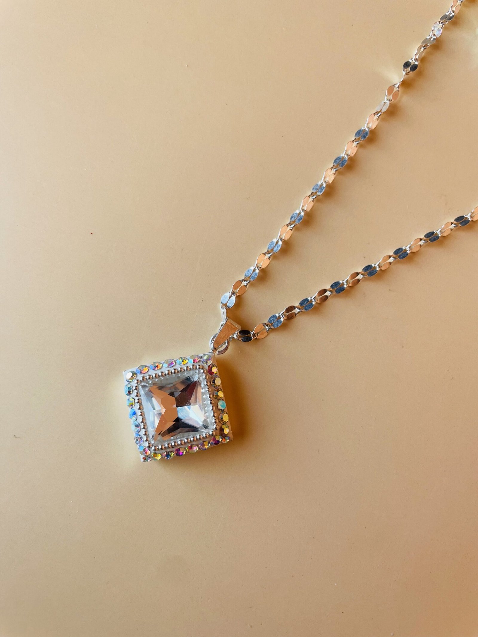 Juego de plata .925 brillante con cadena, aretes y dije.