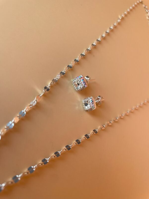 Elegante juego de joyería de plata fina para mujer.