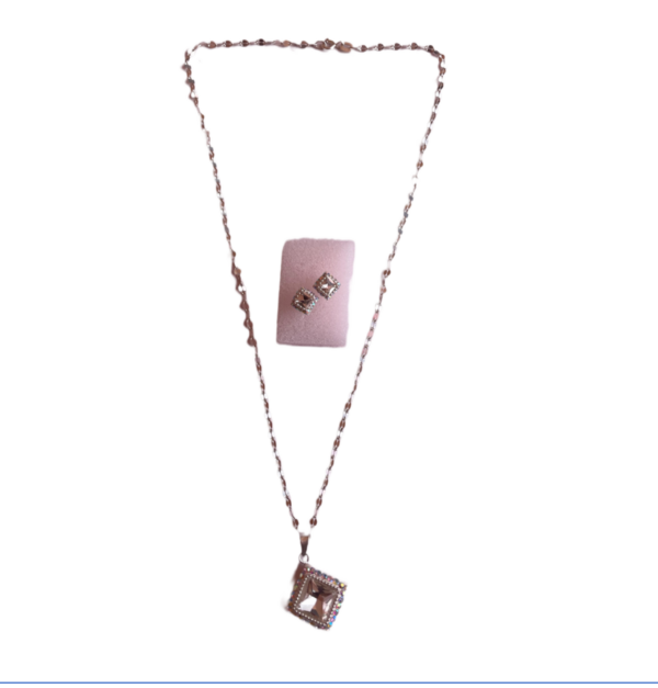 Juego de plata fina: cadena, aretes y dije para ocasiones especiales.